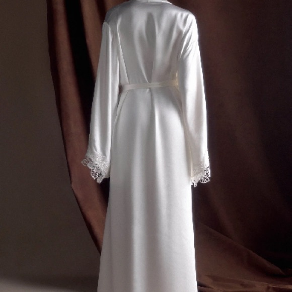 MESHKI Sullivan Satin Bridal Robe with Lace — Ivory (OS) - Picture 3 of 6